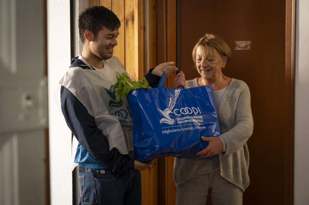 Dona una borsa di cibo